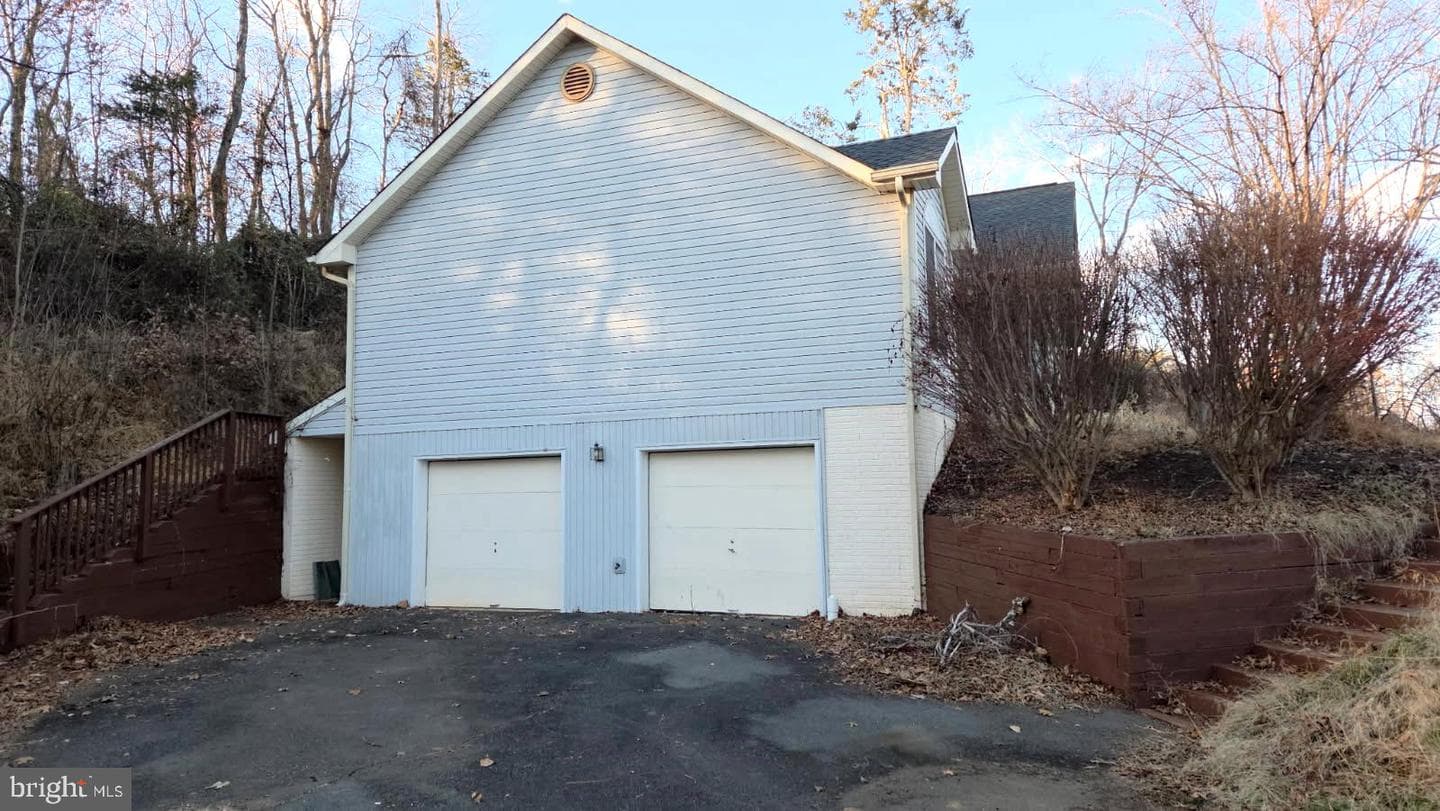 6233 Ridge Lane photo 2