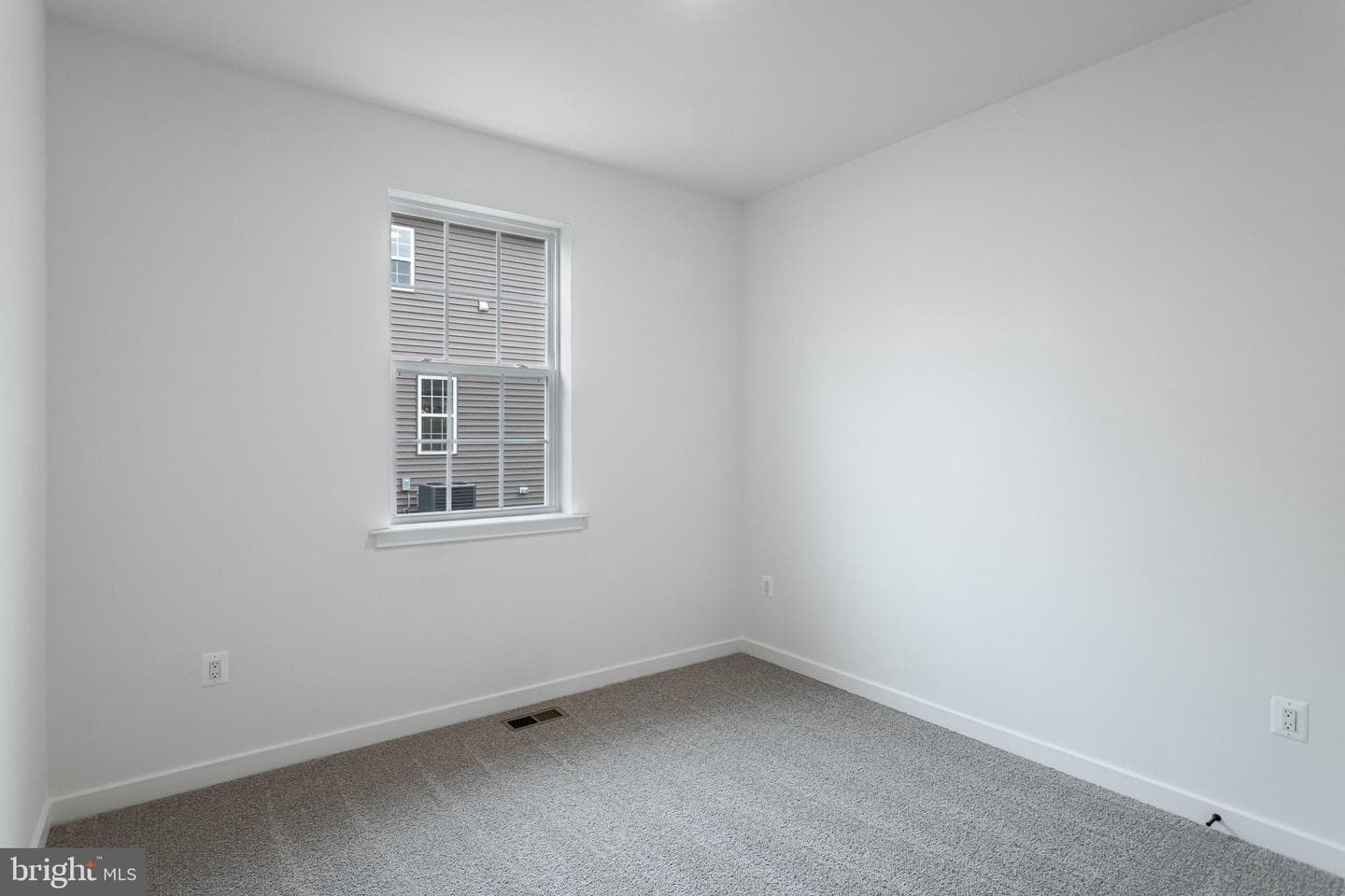 2079 Springvale Drive photo 8