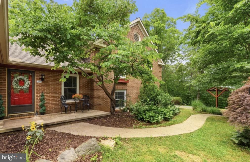 8487 Botha Road photo 2
