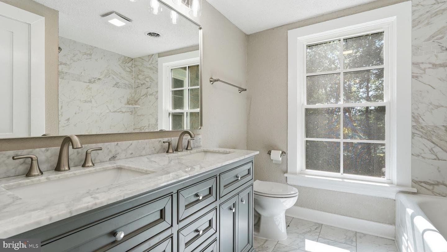 105 E Washington Street photo 25