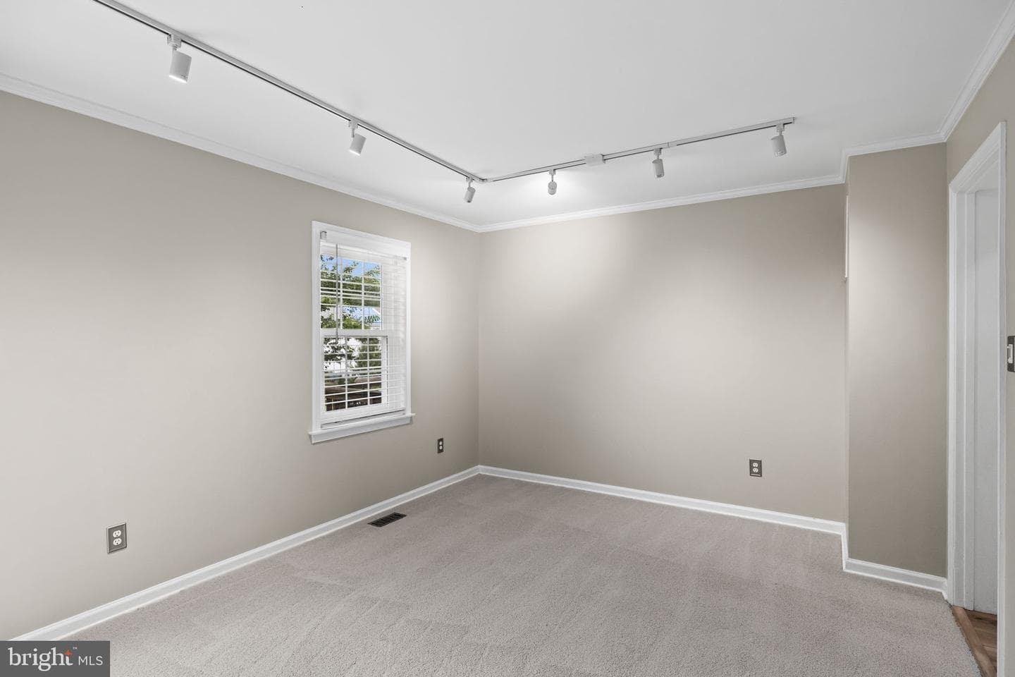 210 Leeds Court E photo 16