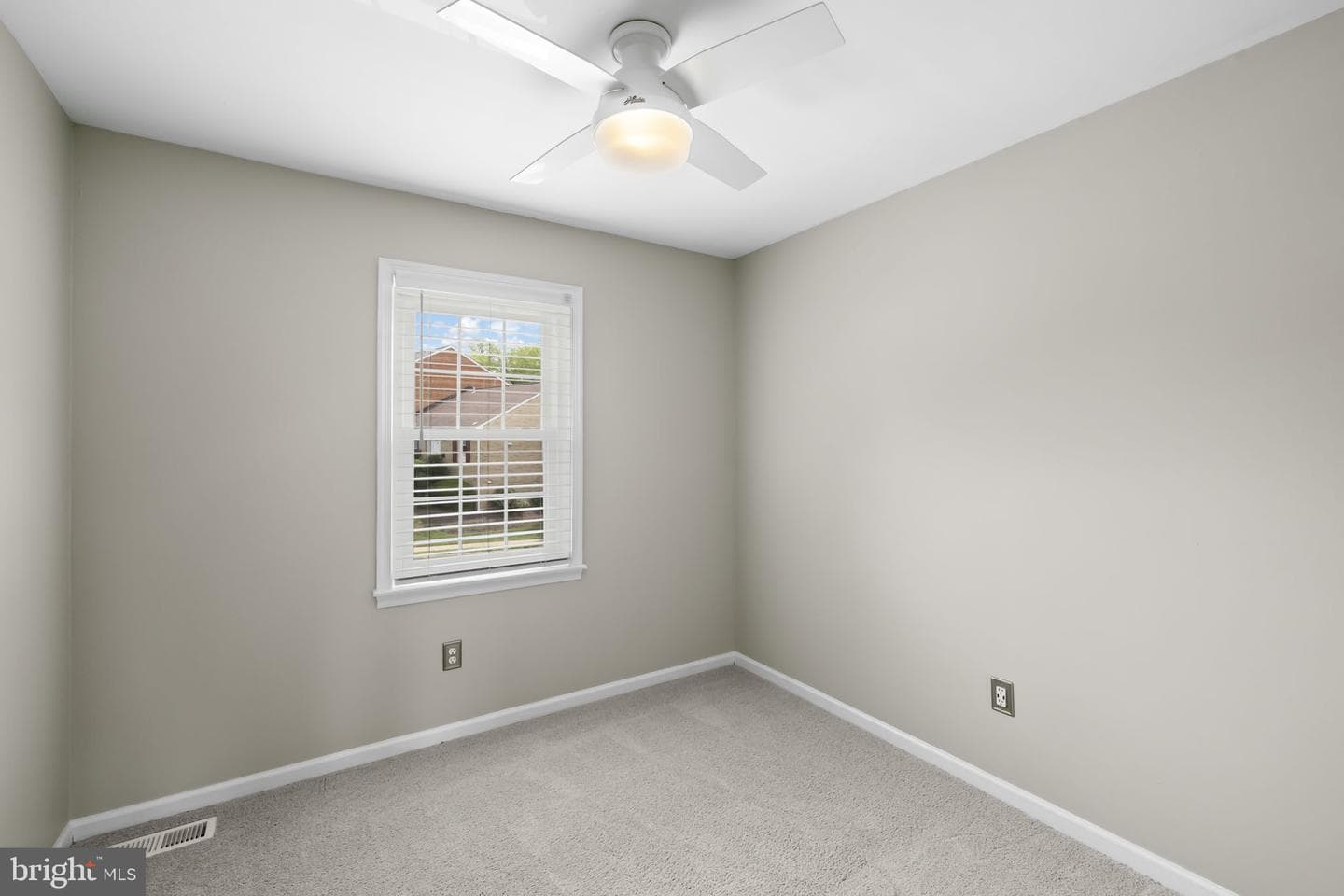 210 Leeds Court E photo 21