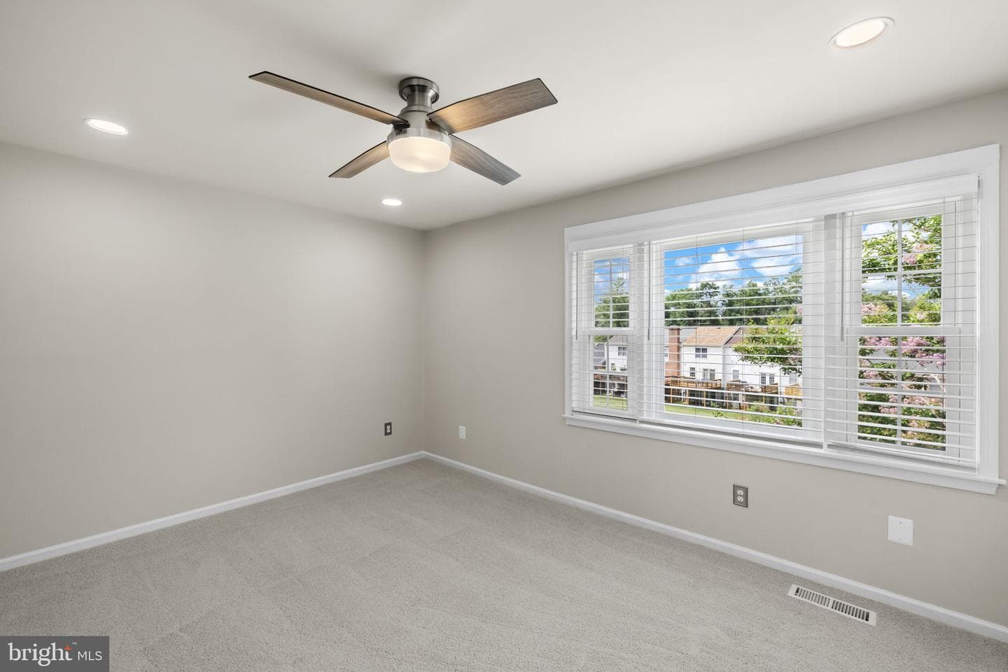 210 Leeds Court E photo 25