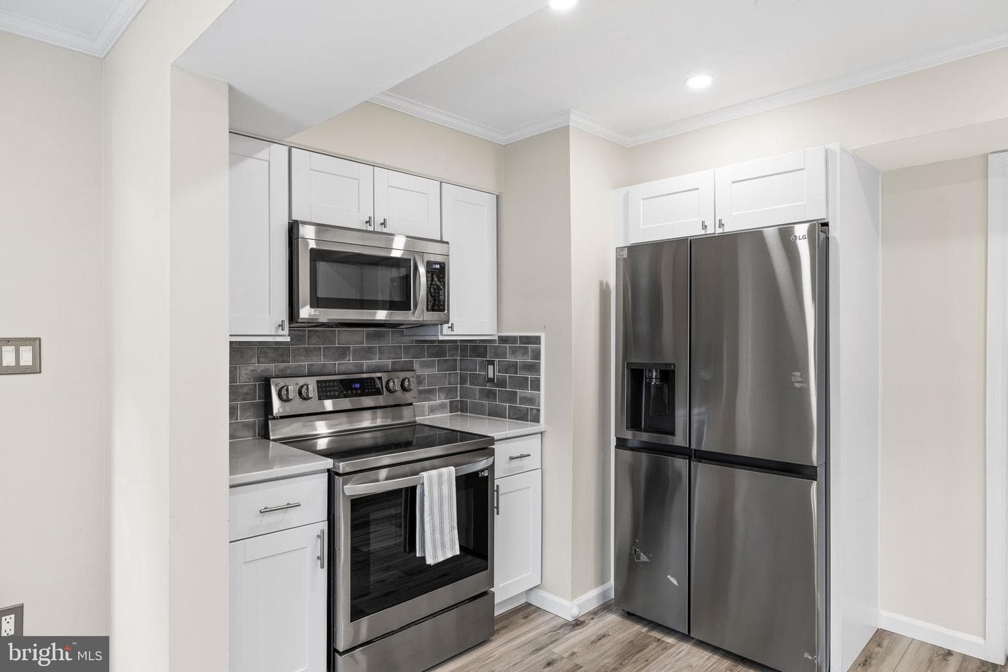 210 Leeds Court E photo 8