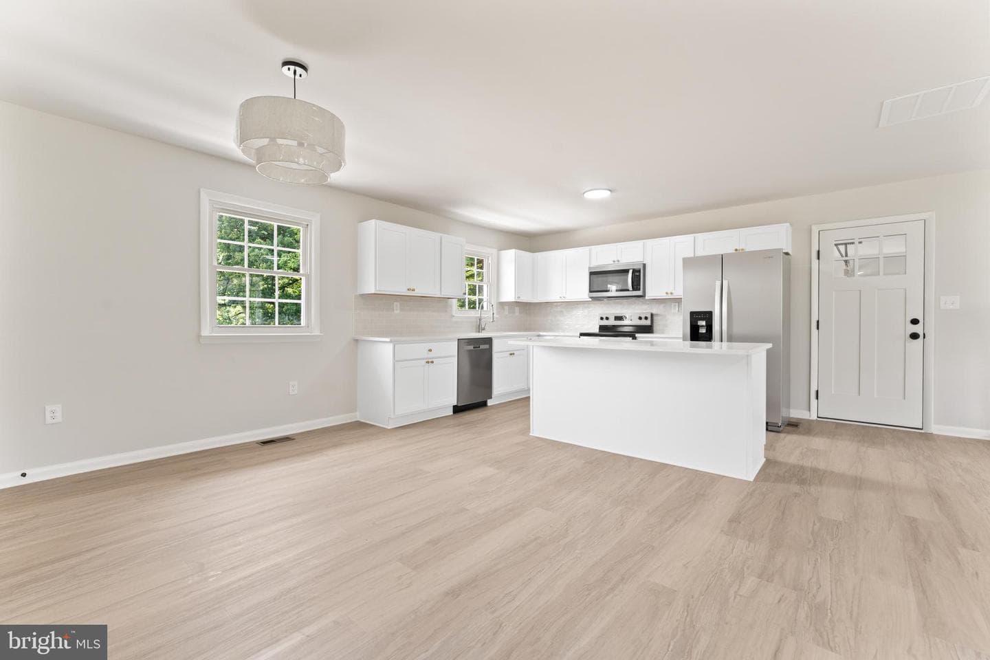 7733 Botha Road photo 24