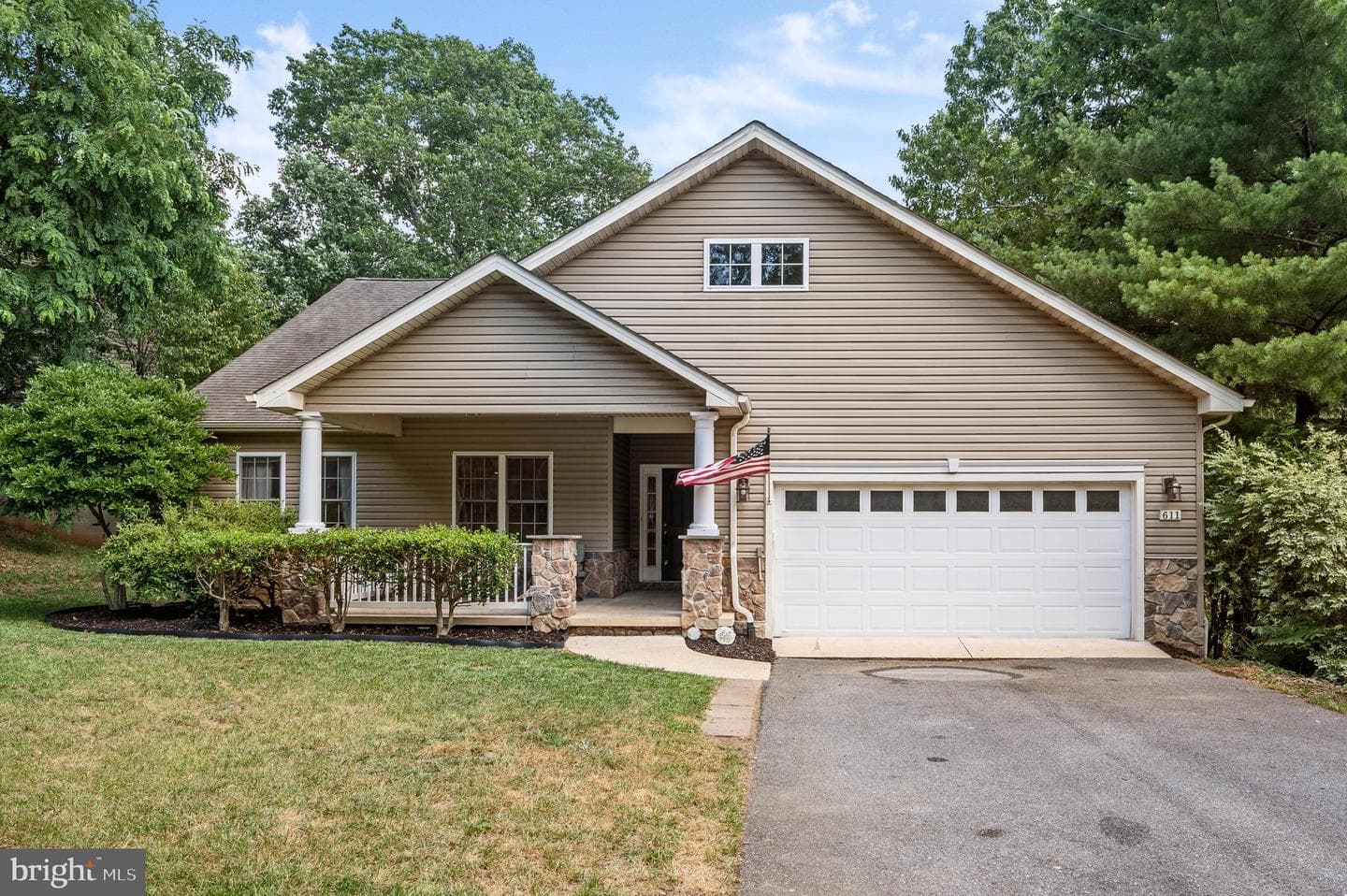 611 Lakeview Drive photo 2