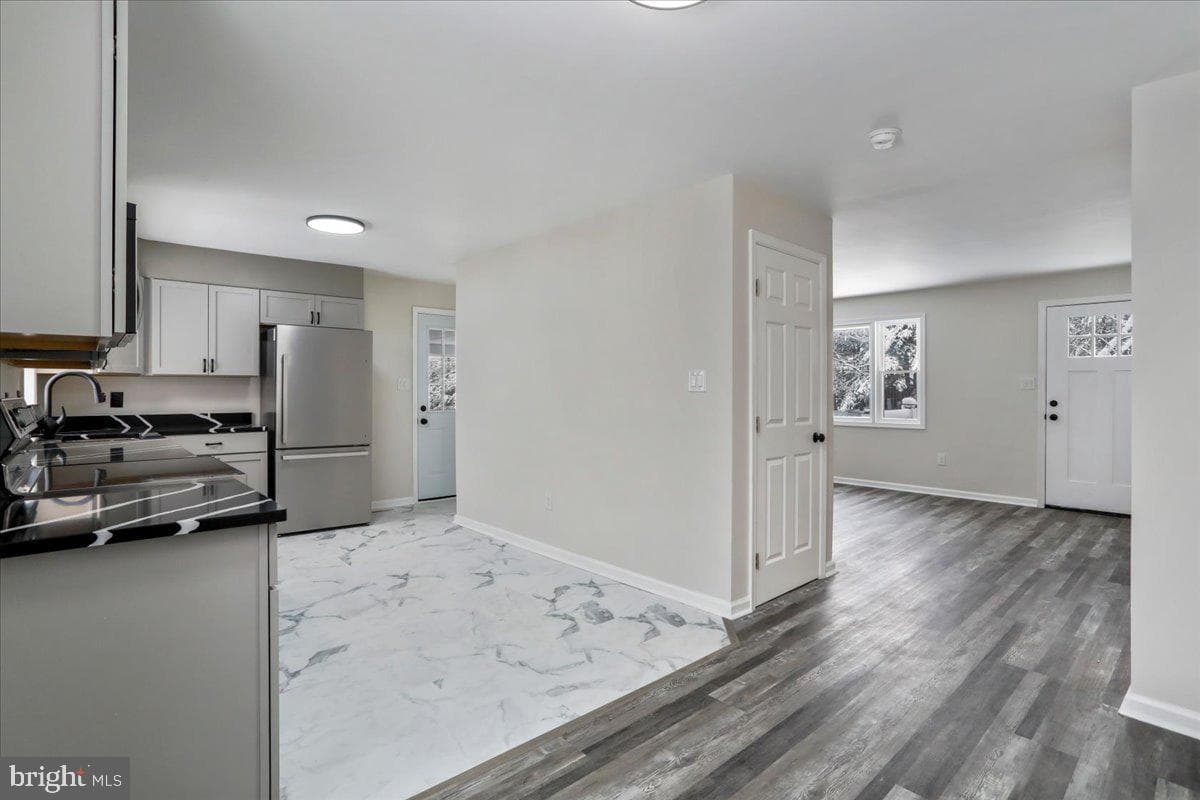 568 Greenwood Road photo 10