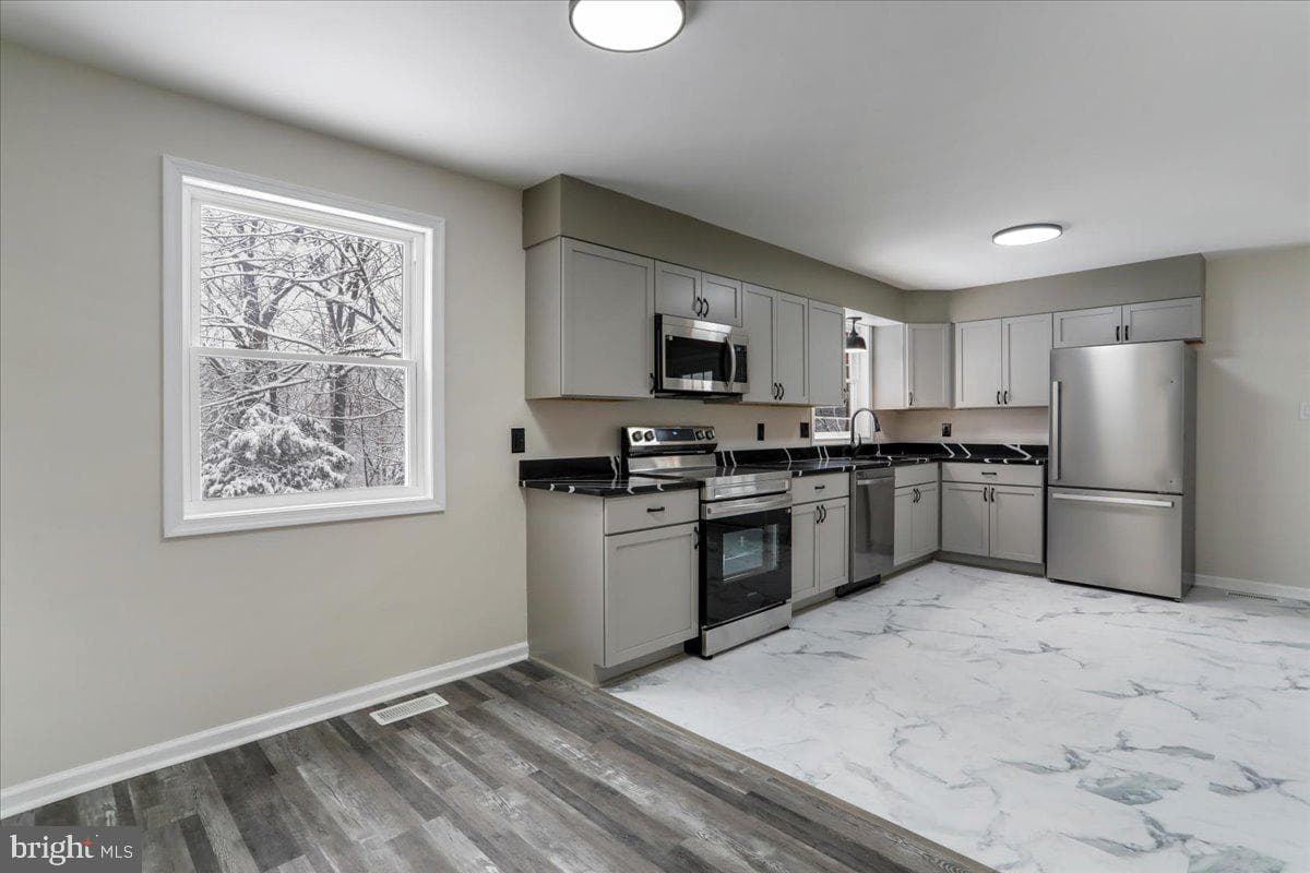 568 Greenwood Road photo 11