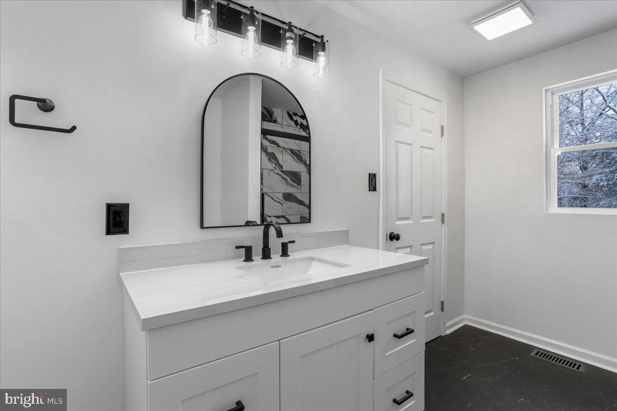 568 Greenwood Road photo 24