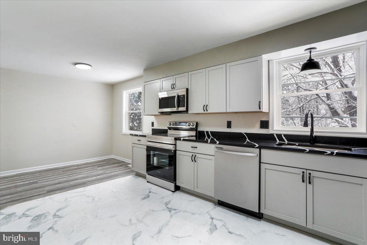 568 Greenwood Road photo 6