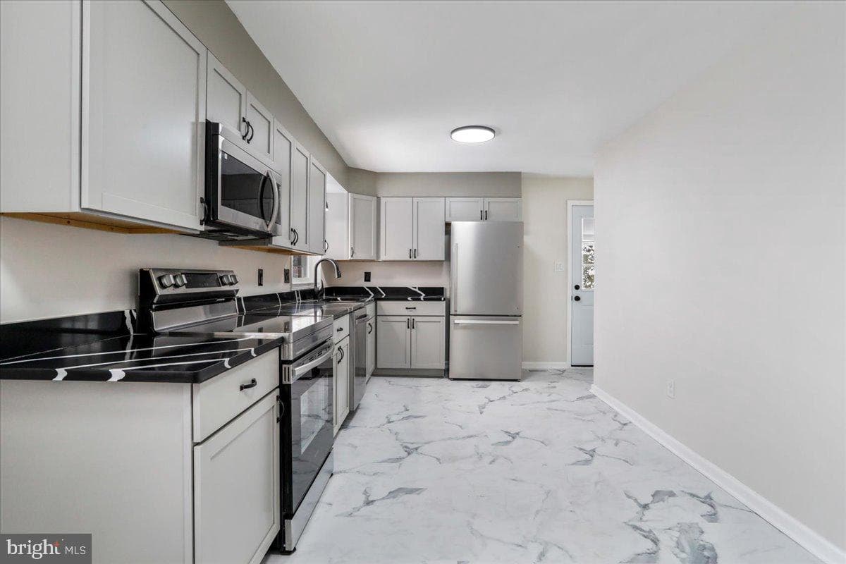 568 Greenwood Road photo 9