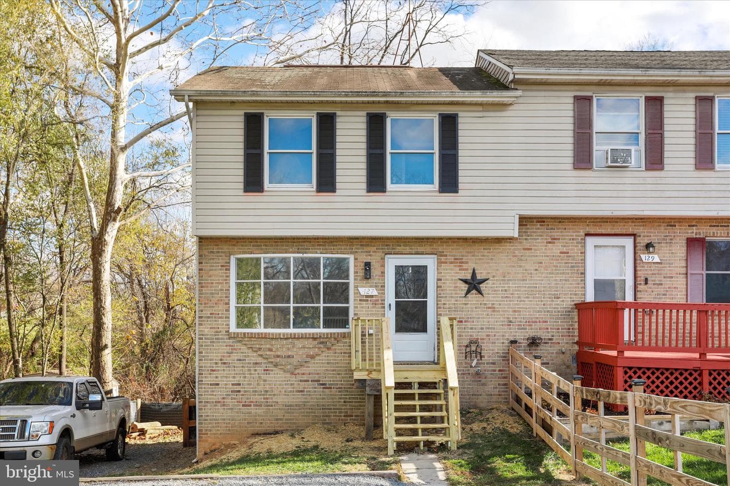 127 Woodridge Court photo 1