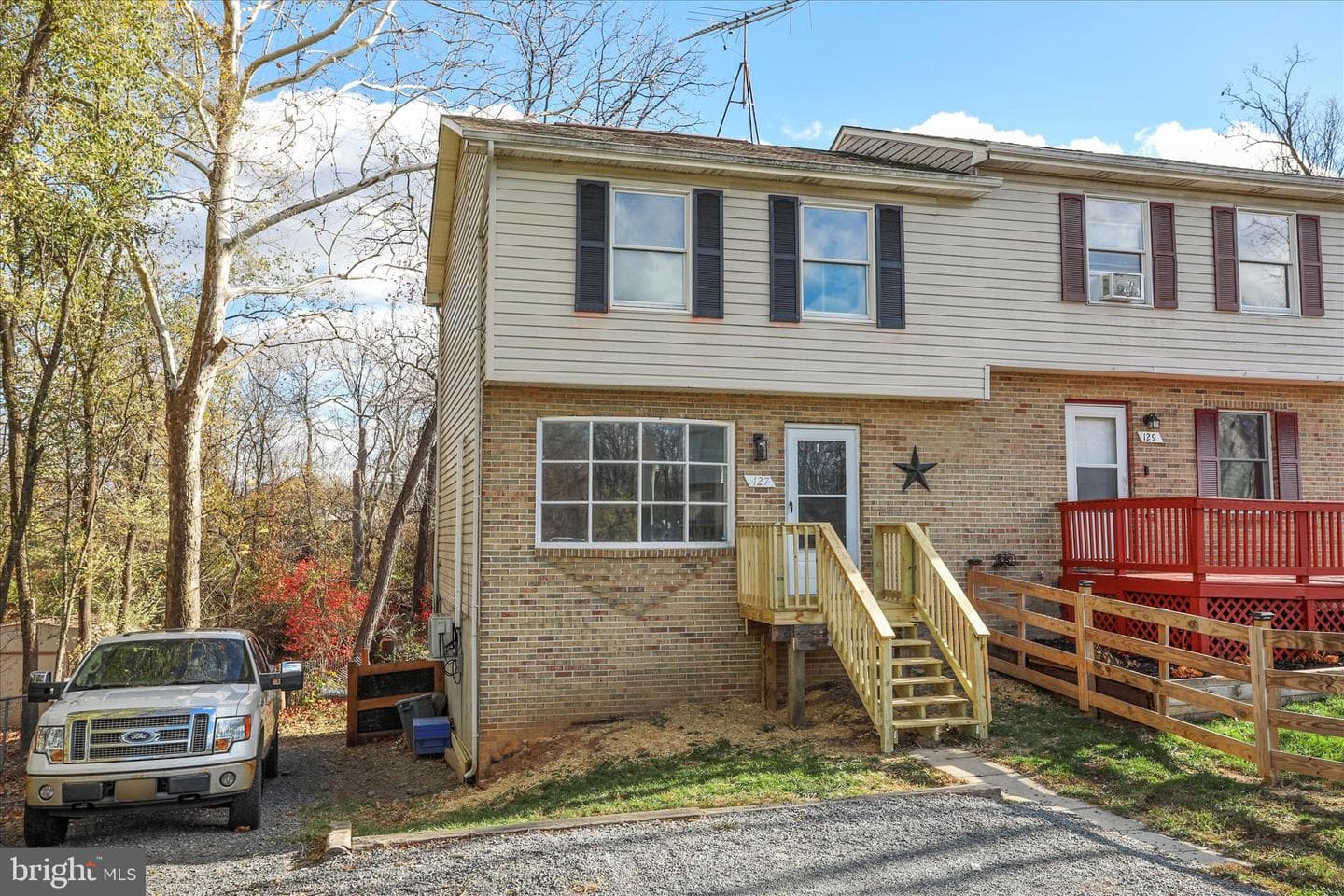 127 Woodridge Court photo 2