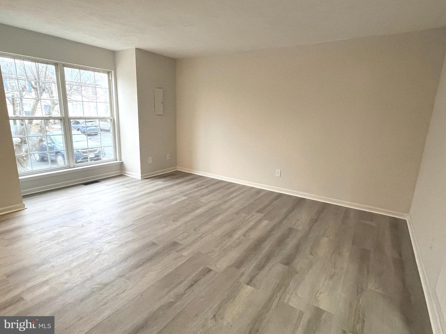 305 Sutton Court photo 2