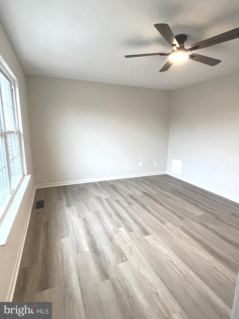305 Sutton Court photo 20