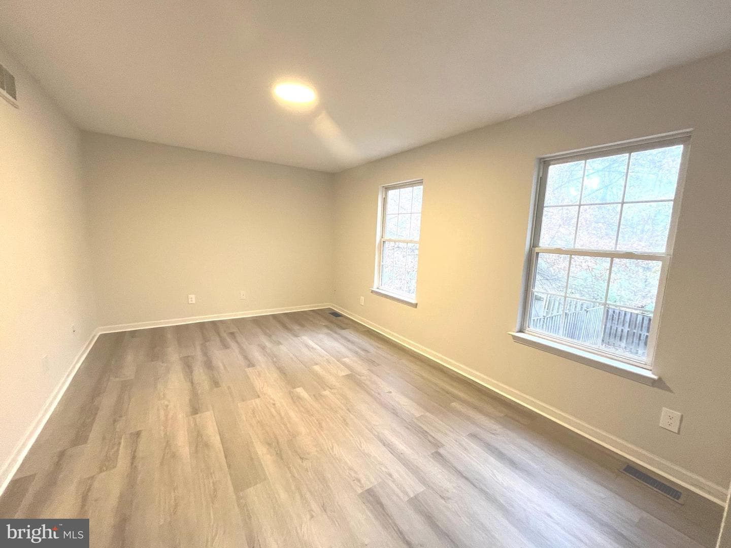 305 Sutton Court photo 22