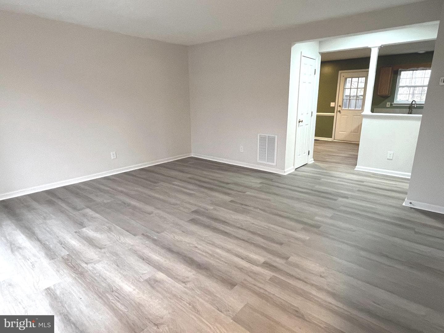 305 Sutton Court photo 3