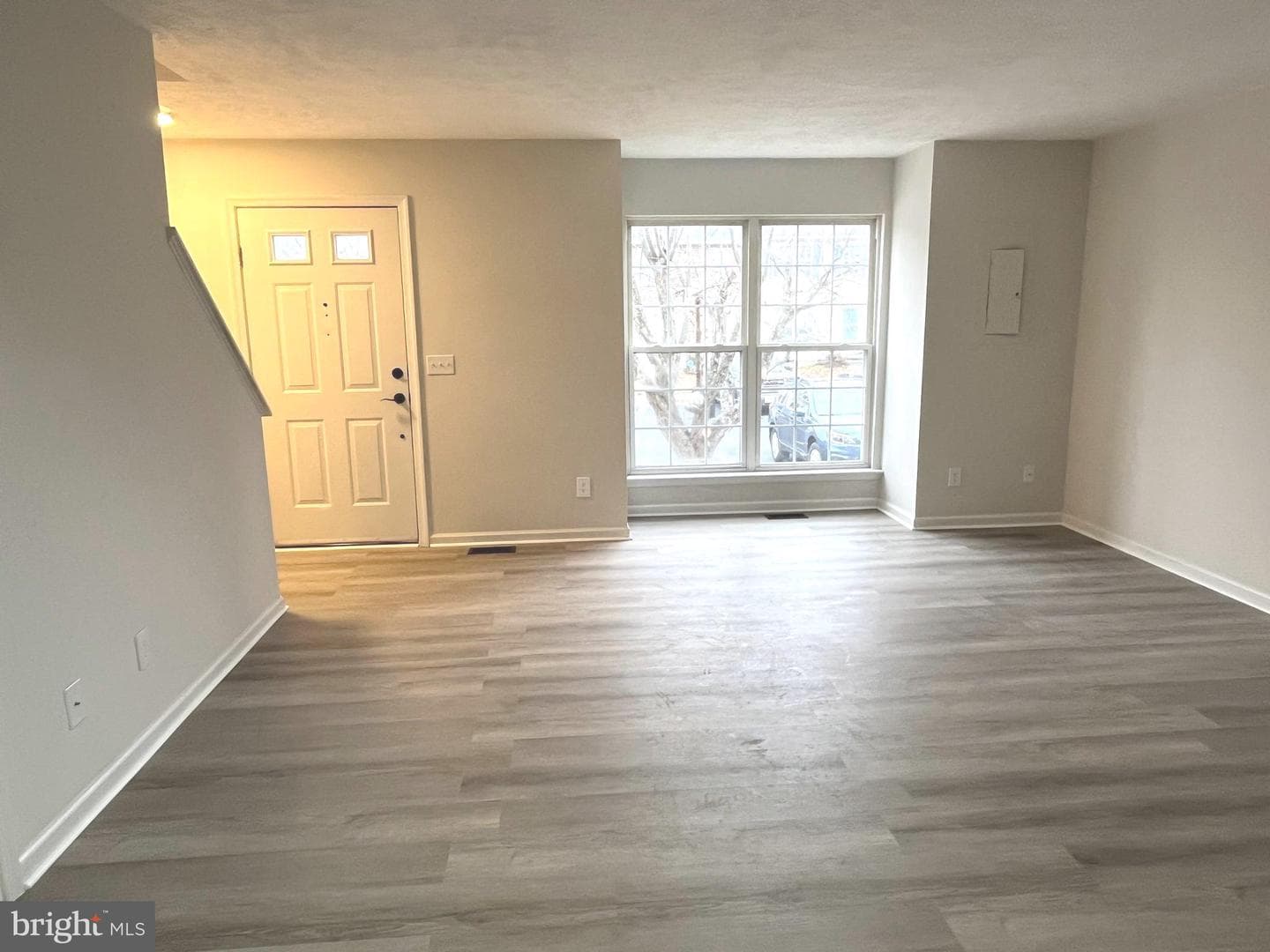 305 Sutton Court photo 4