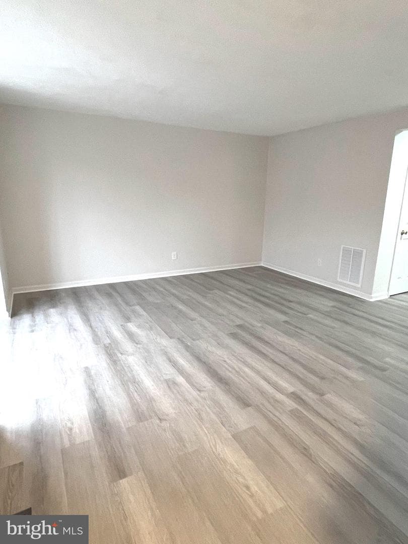 305 Sutton Court photo 6