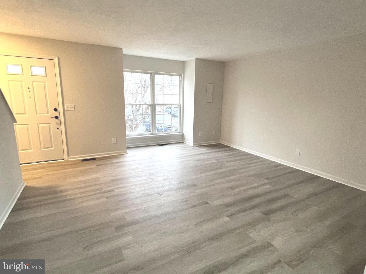 305 Sutton Court photo 7
