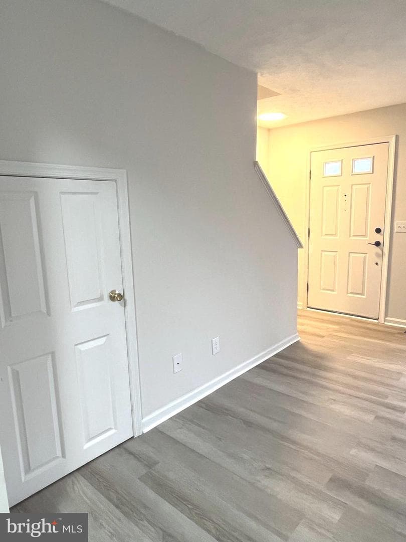 305 Sutton Court photo 8