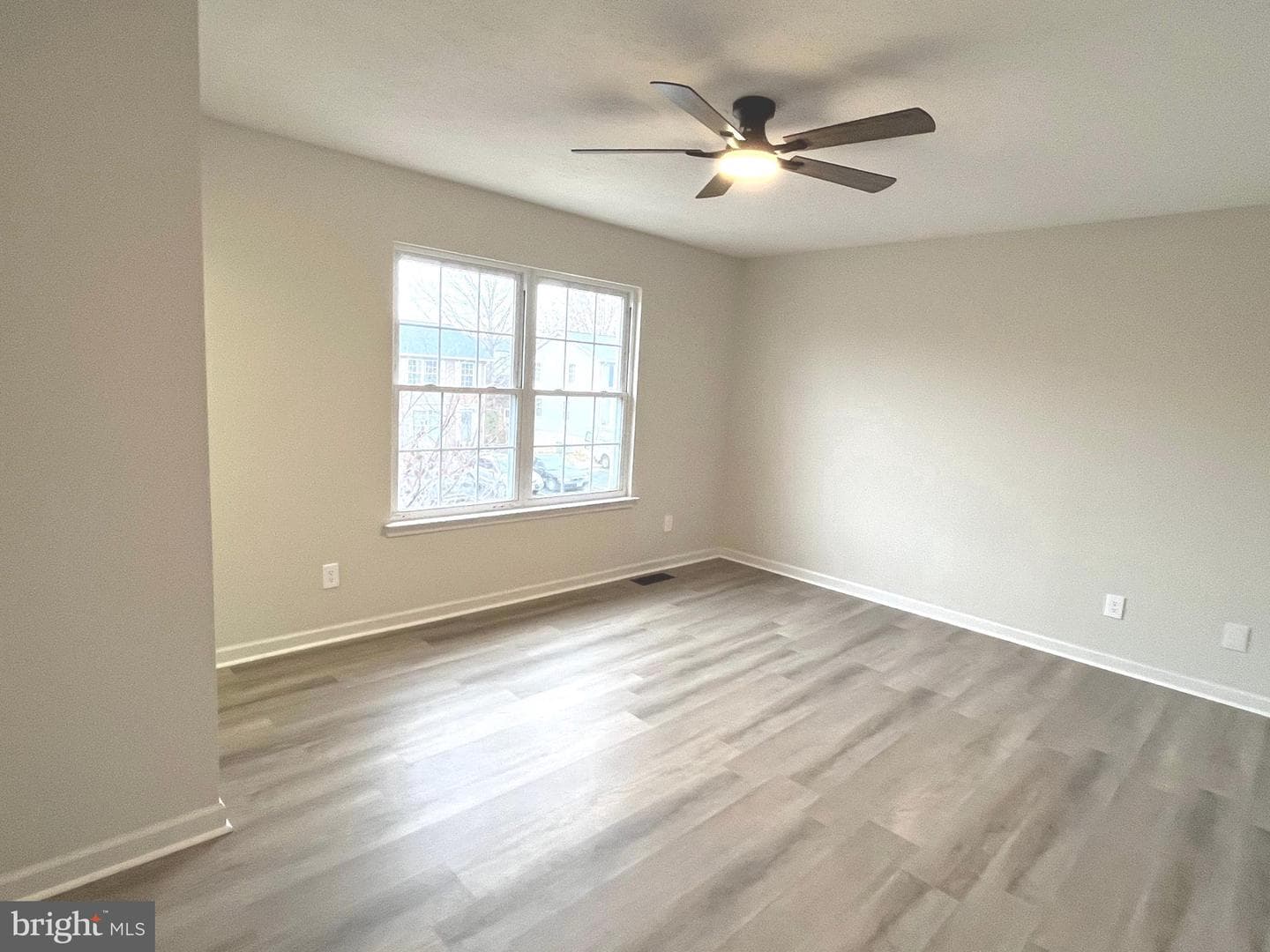 305 Sutton Court photo 9