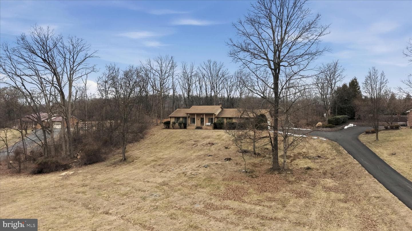 138 Gloucester Drive photo 44