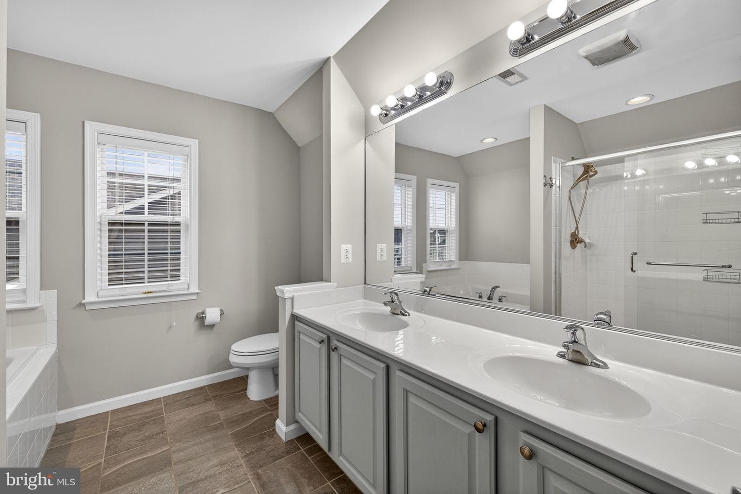 113 Colonial Drive photo 28