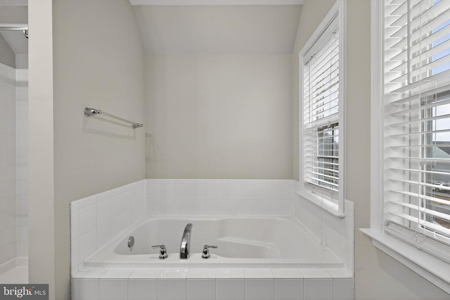 113 Colonial Drive photo 32