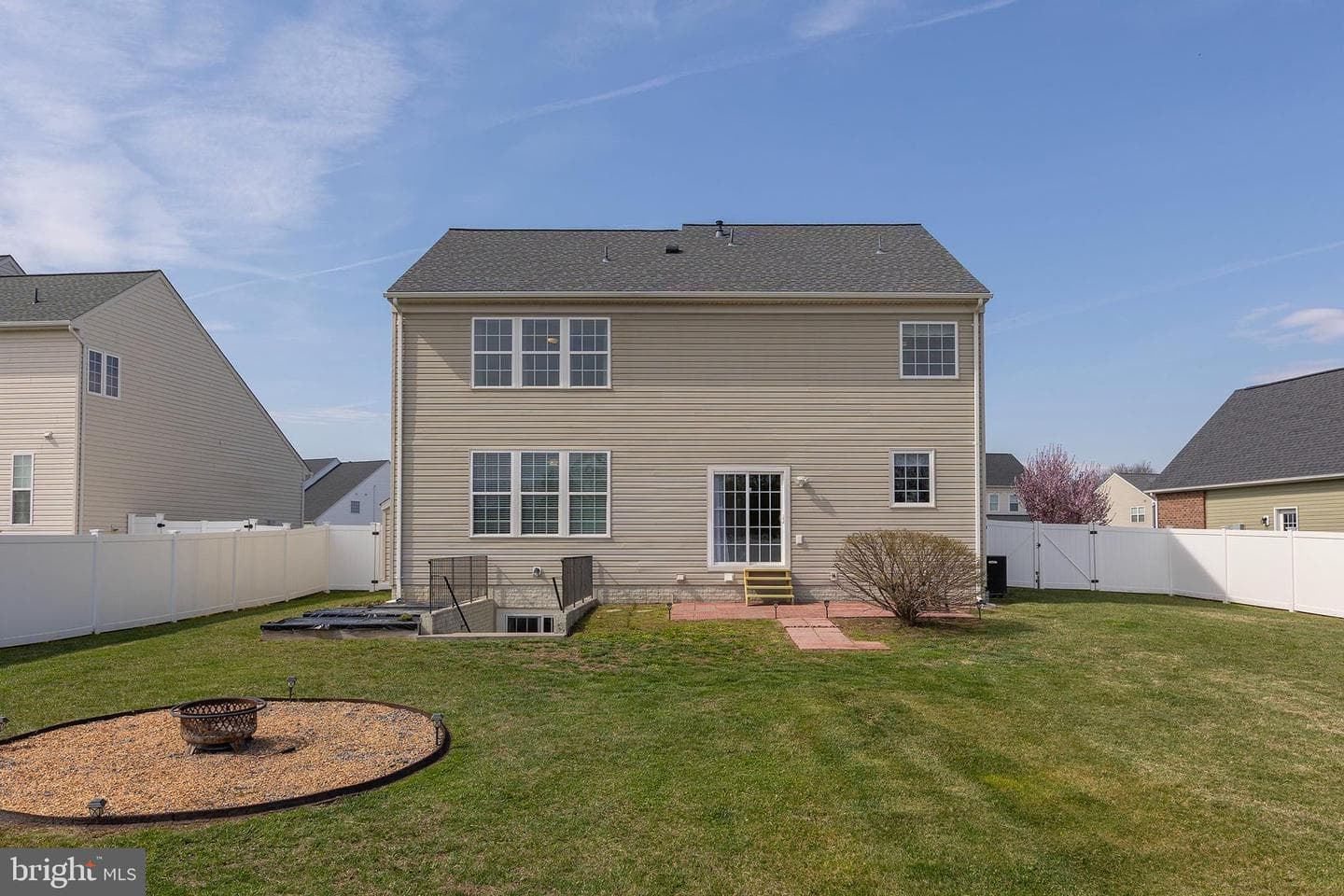 122 Vincent Drive photo 2
