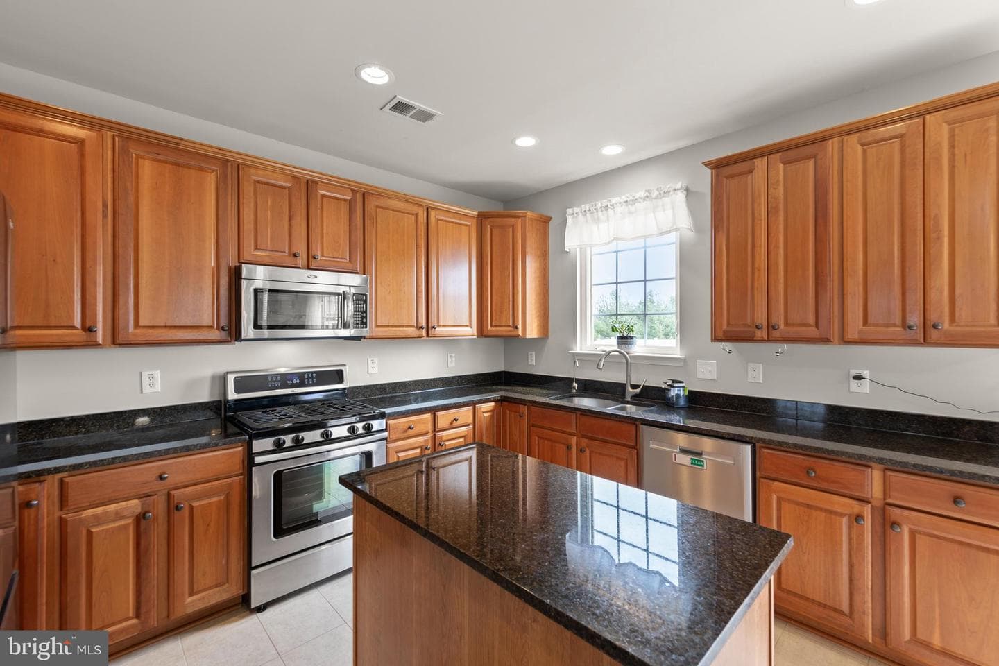 122 Vincent Drive photo 4
