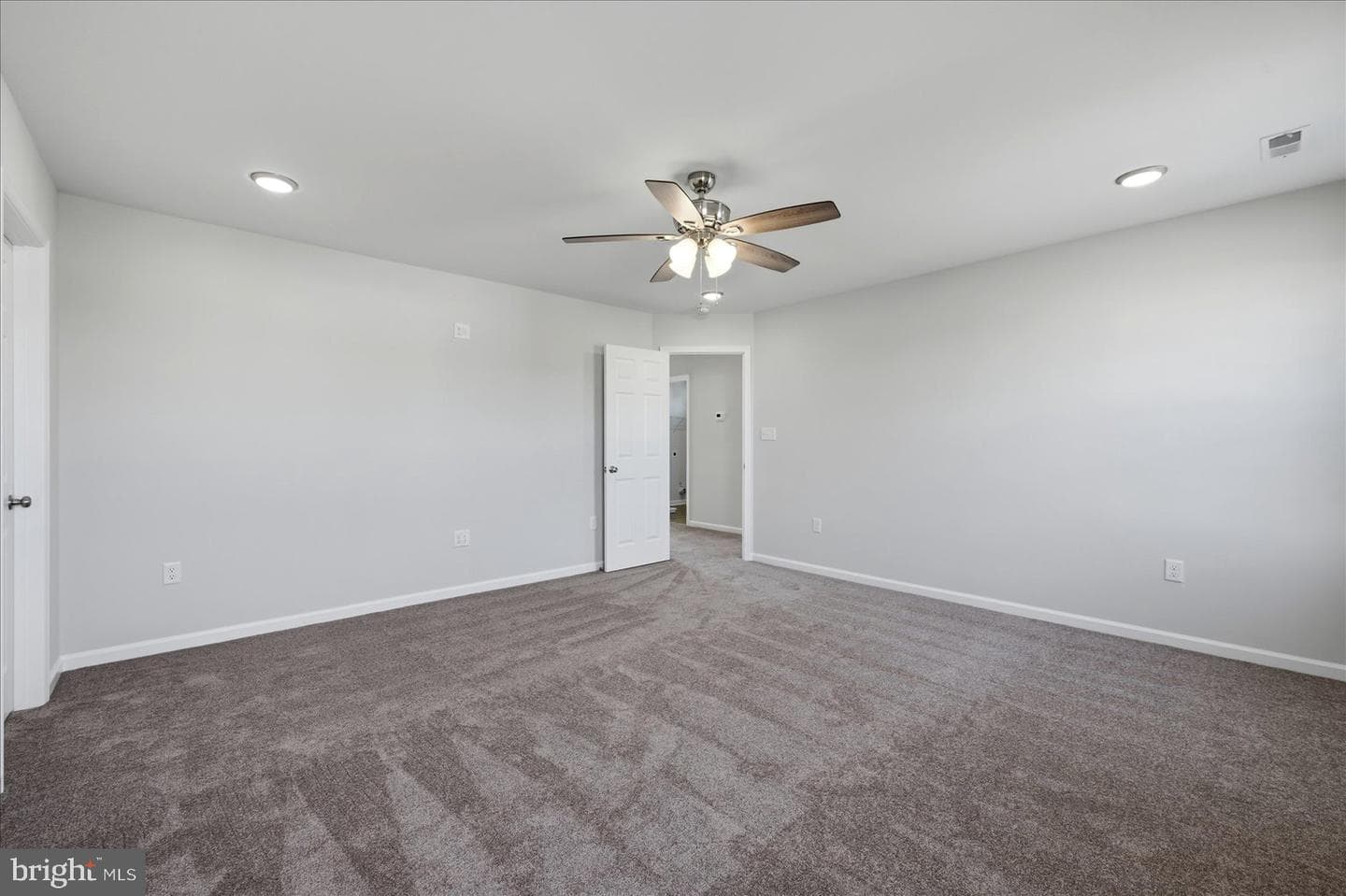 251 Rossmann Blvd photo 31