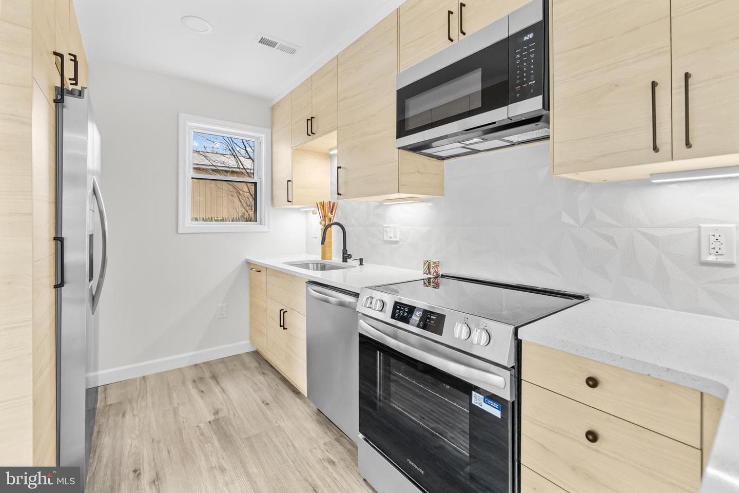 1033 Sunnyside Drive photo 11