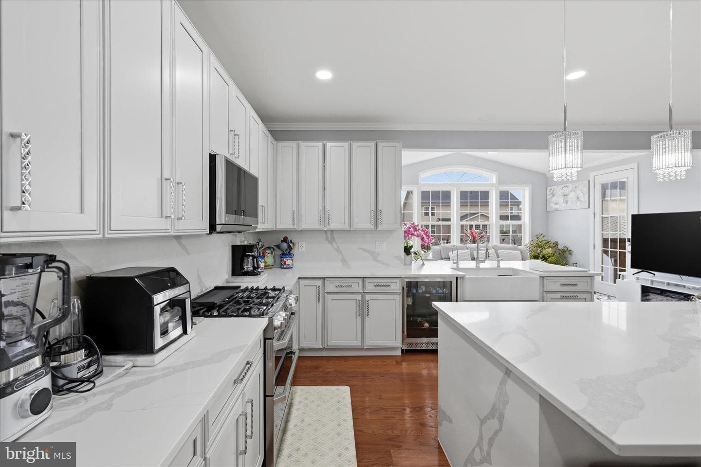 107 Paris Court photo 18