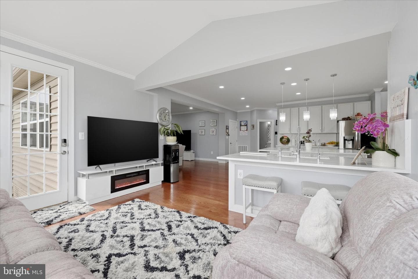107 Paris Court photo 23