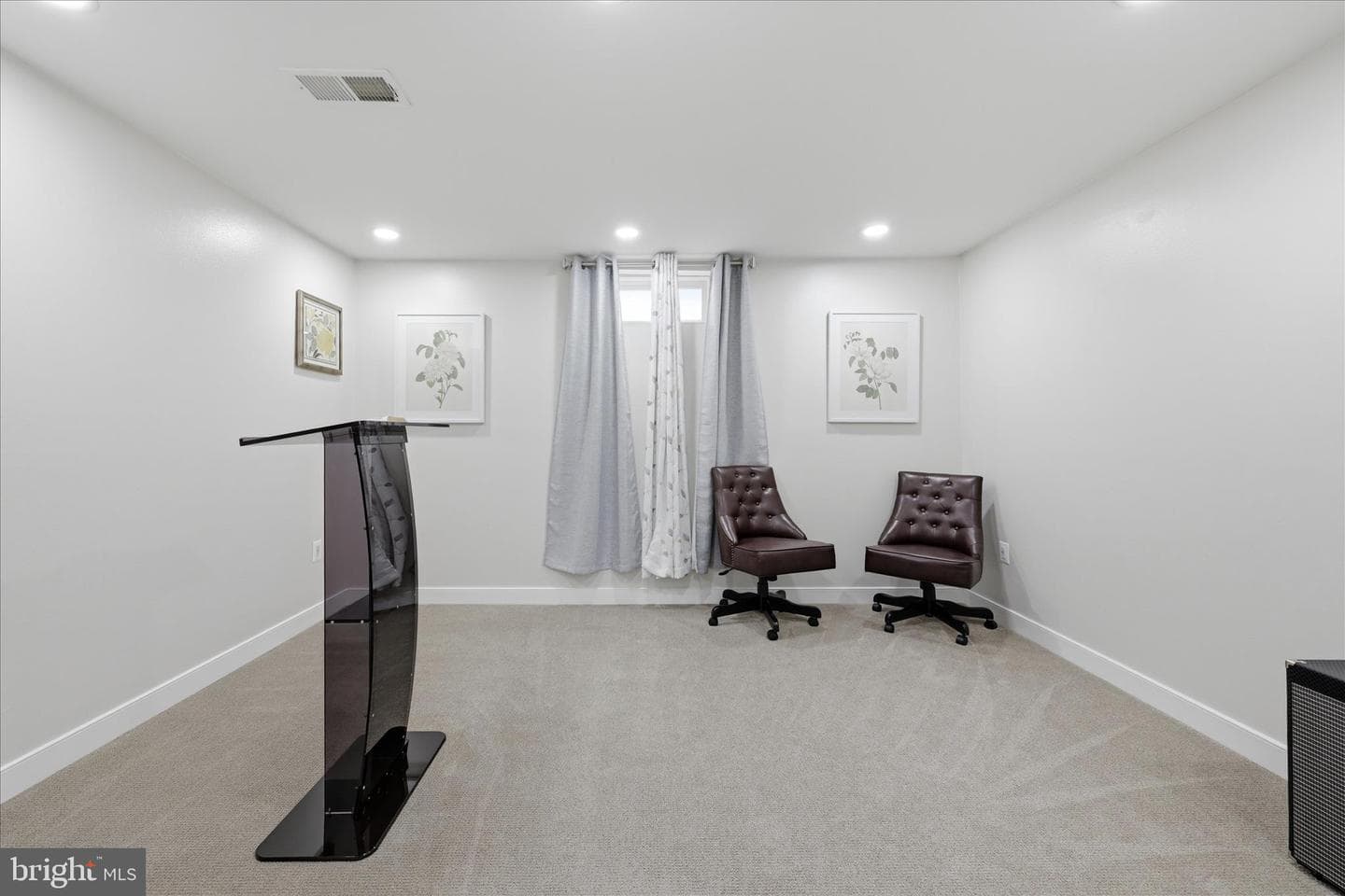 107 Paris Court photo 48