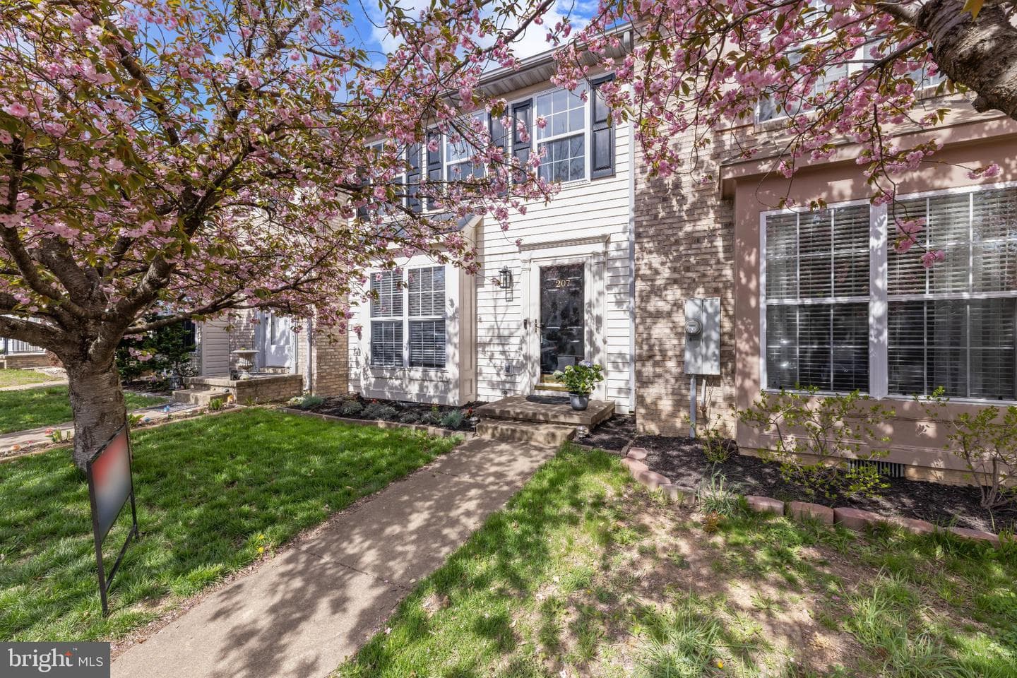 207 Stratford Dr photo 2