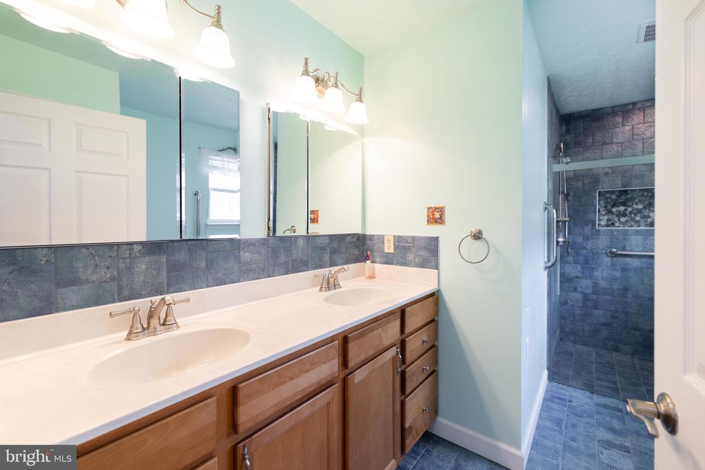 200 Crestwood Lane photo 23