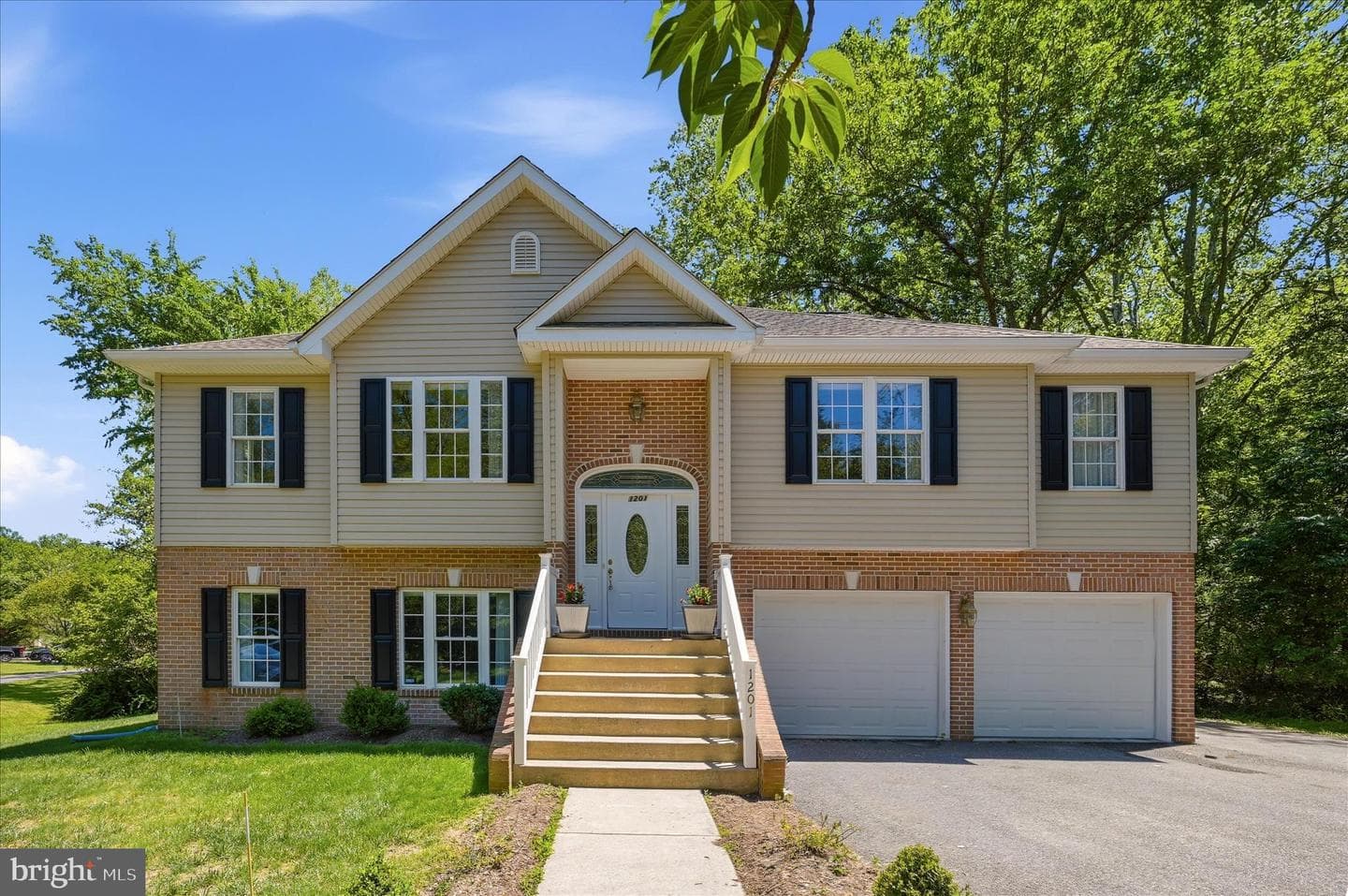 1201 Lakeview Drive photo 2