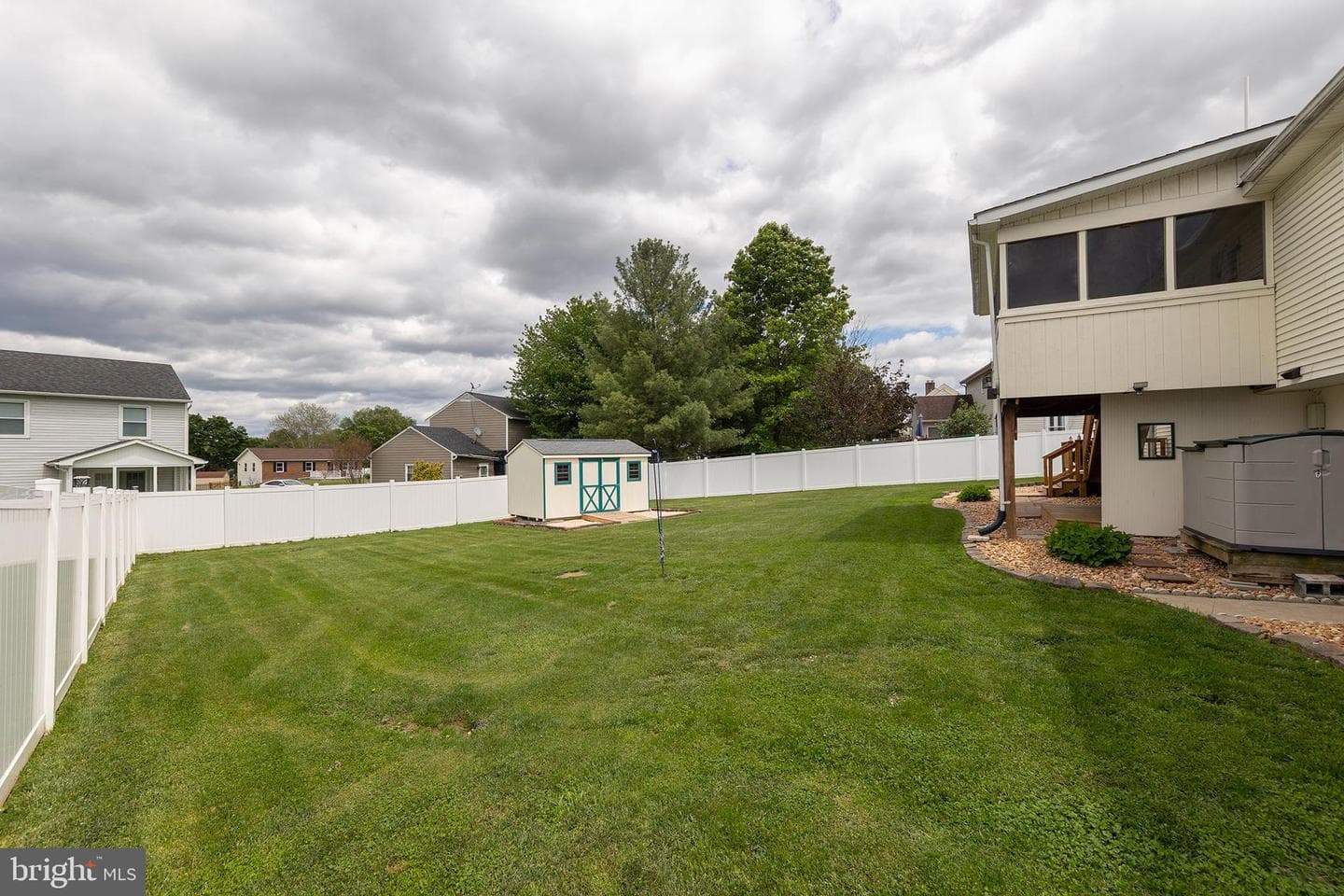 132 Nightingale Ave photo 40