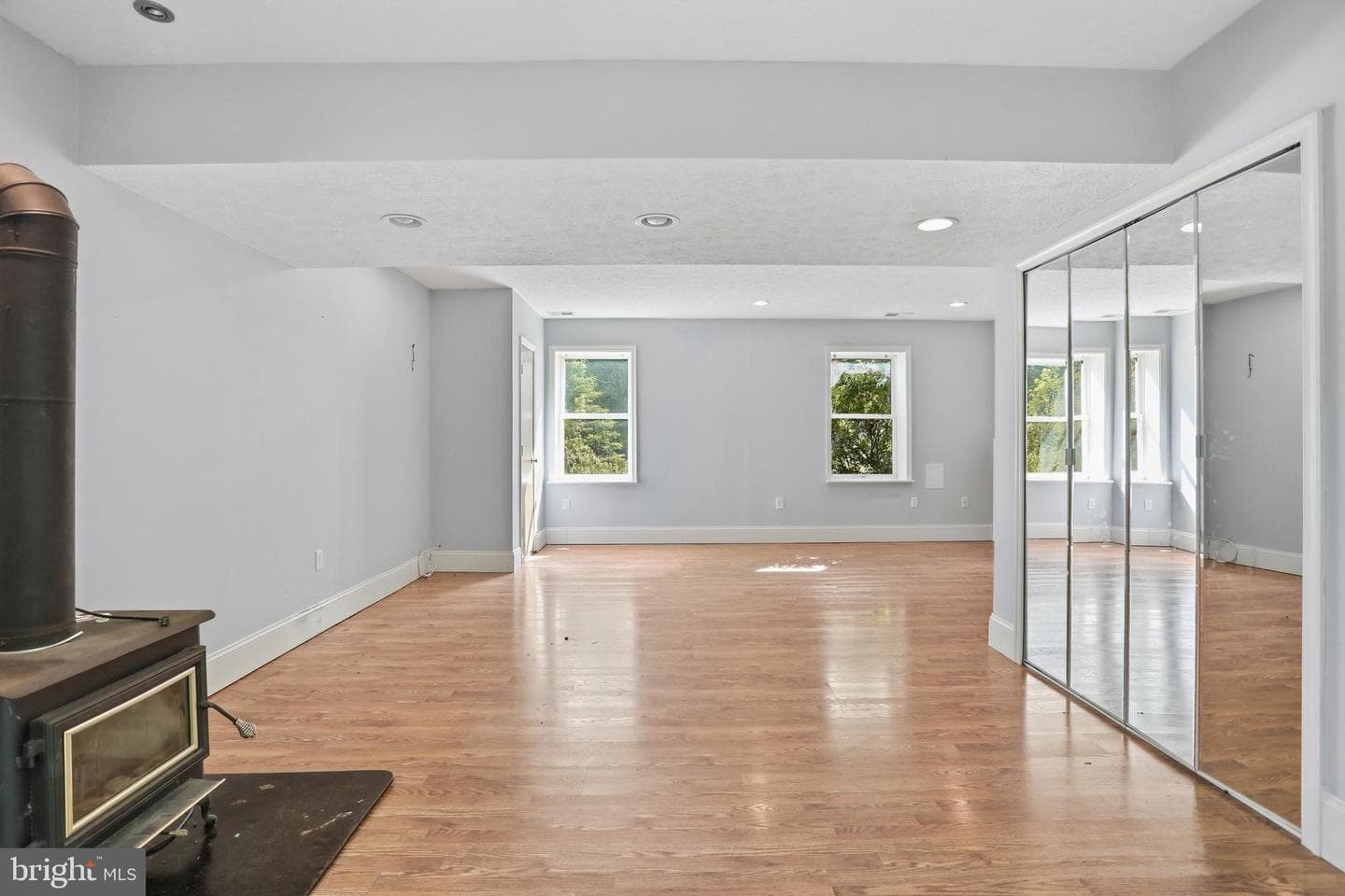 902 Enfield Drive photo 23