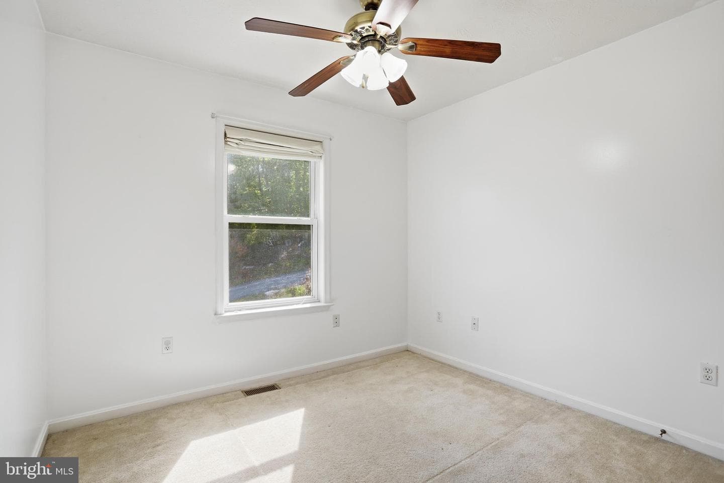 902 Enfield Drive photo 27