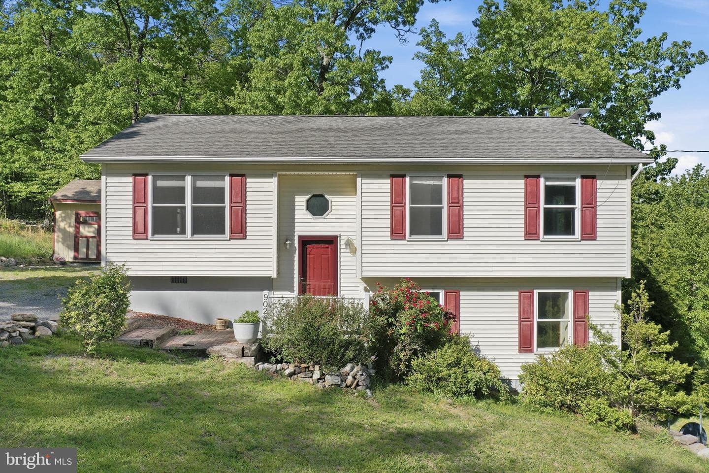 902 Enfield Drive photo 35