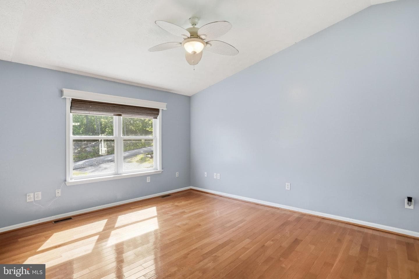 902 Enfield Drive photo 9