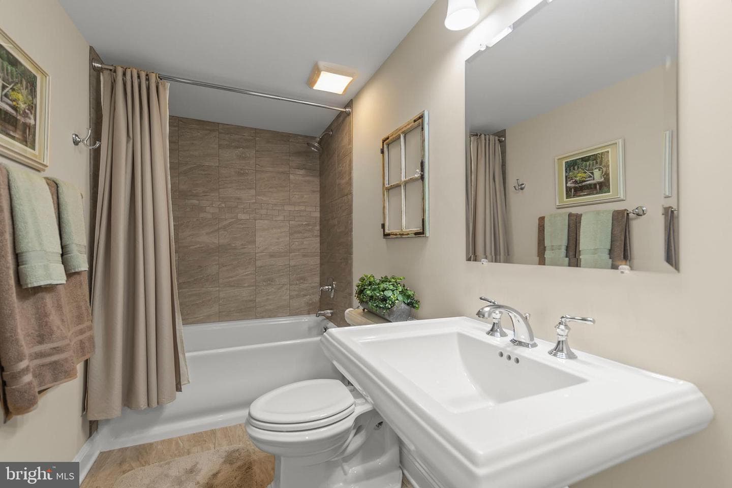 135 Kinross Drive photo 36