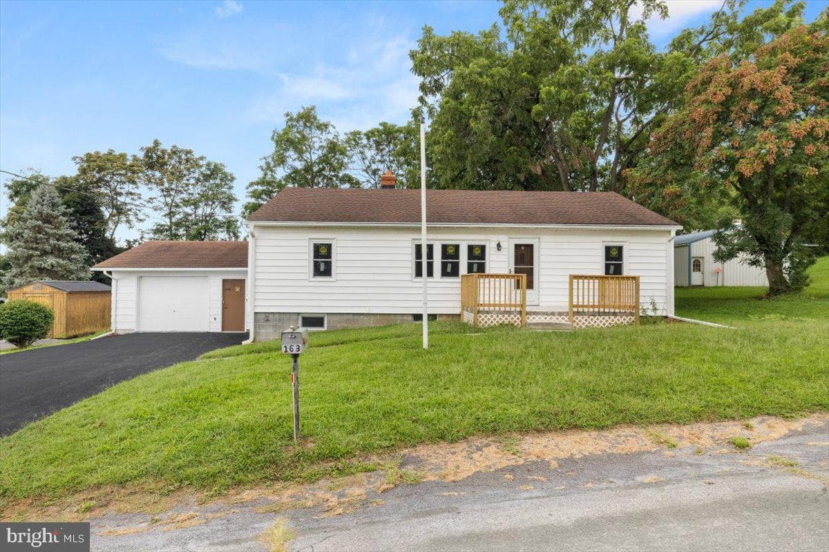 163 Margaret Lane photo 37