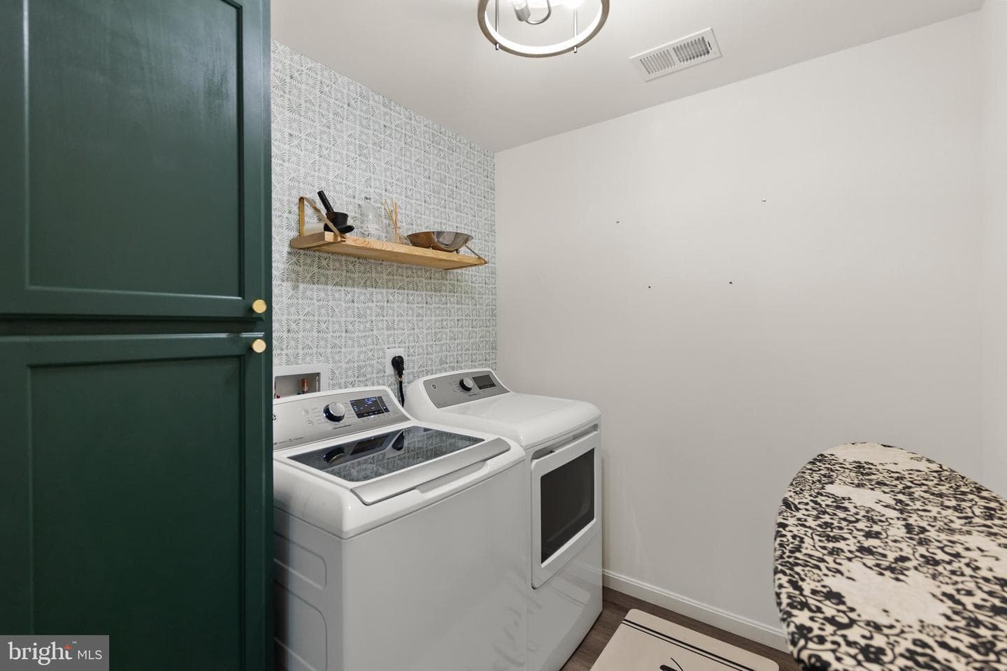 124 Lenore photo 31