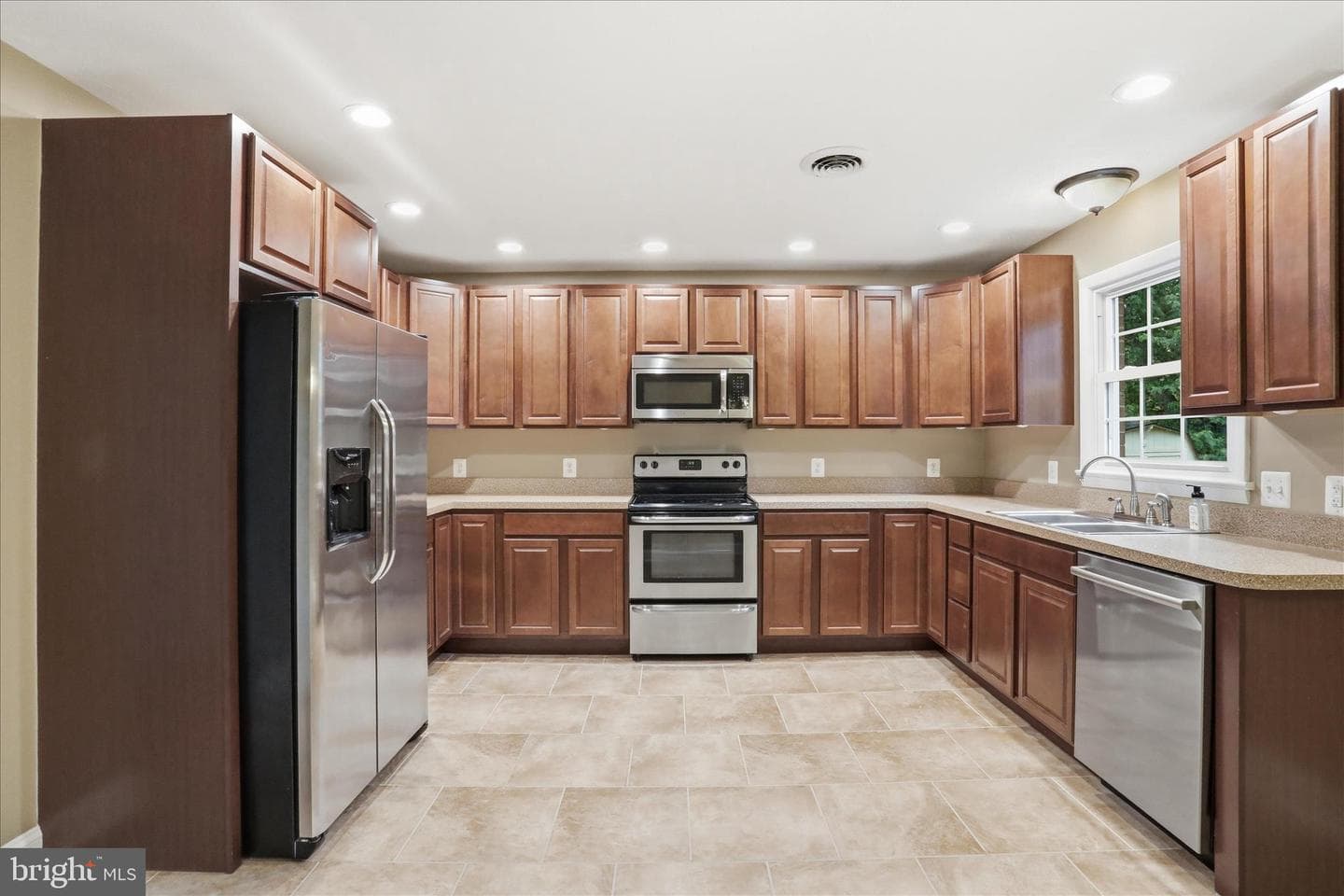 126 Meadowbrook photo 3