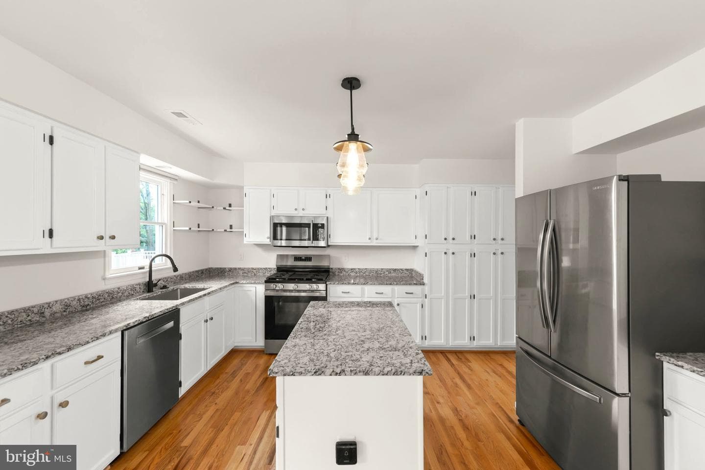 106 Etnam Street photo 4