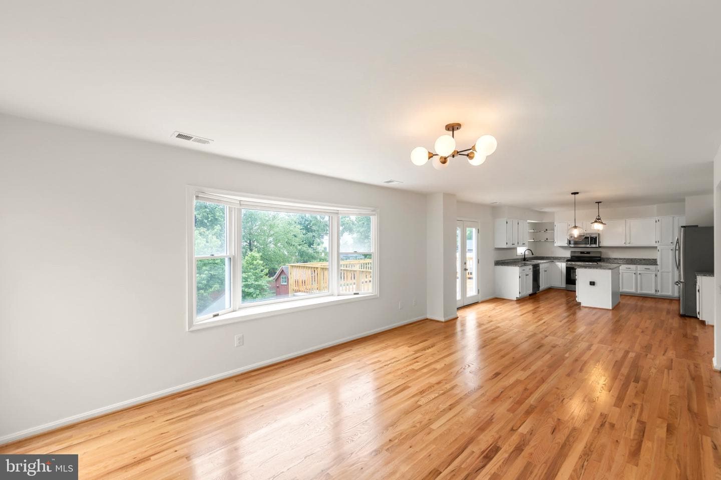 106 Etnam Street photo 9